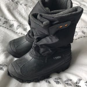 Boy snow boots